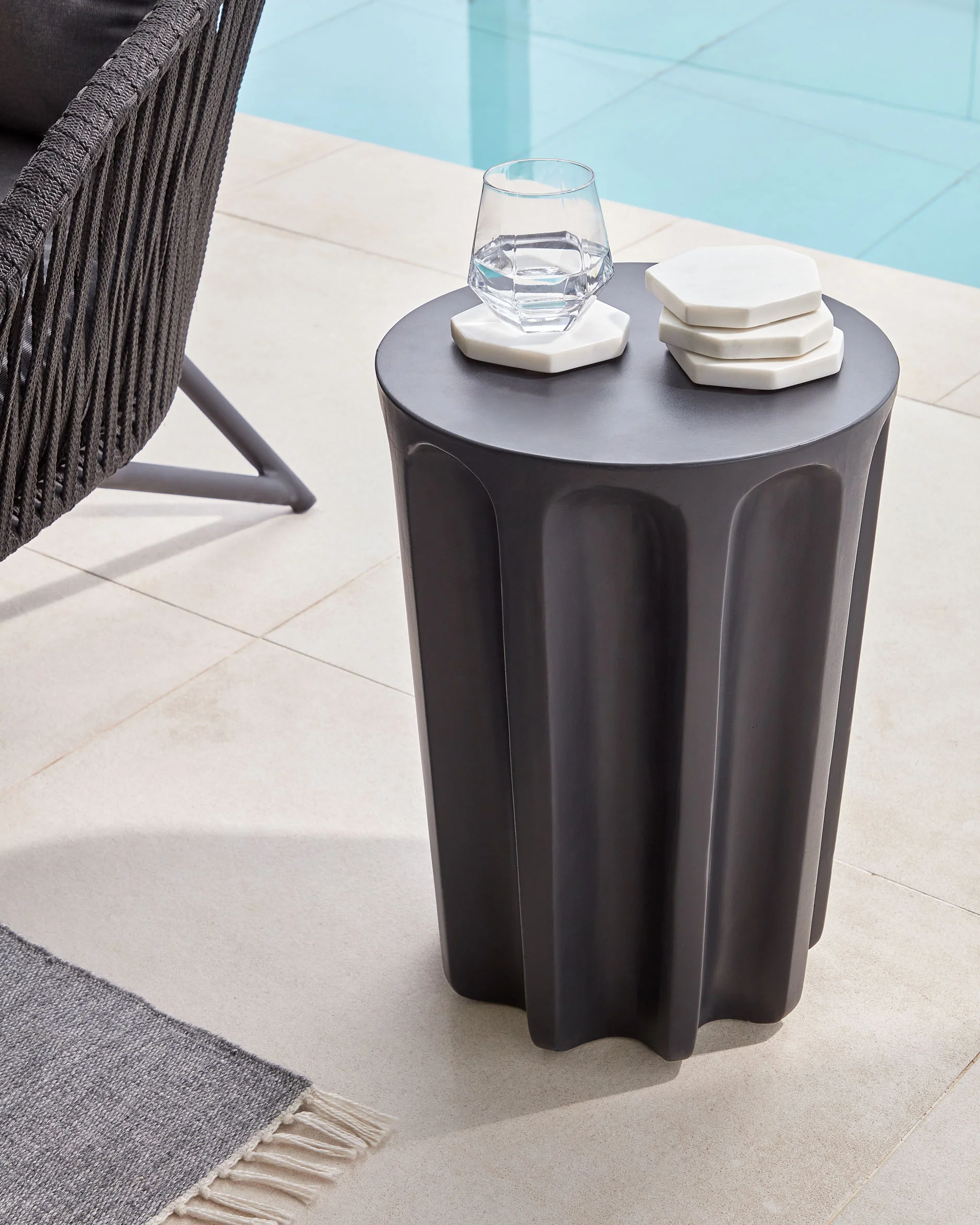 Vilandra round outdoor side table made of concrete with black finish Ø 32 cm - Image 6